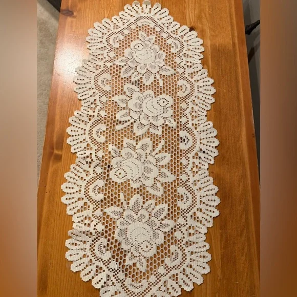 Heritage Lace, Vintage Rose Table Runner, Approx 32x15”, Great Condition - Picture 3 of 11
